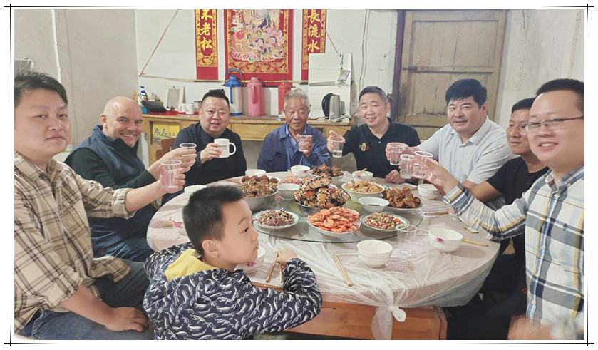 暖心！集團(tuán)董事長(zhǎng)與外籍專(zhuān)家同慶雙節(jié)